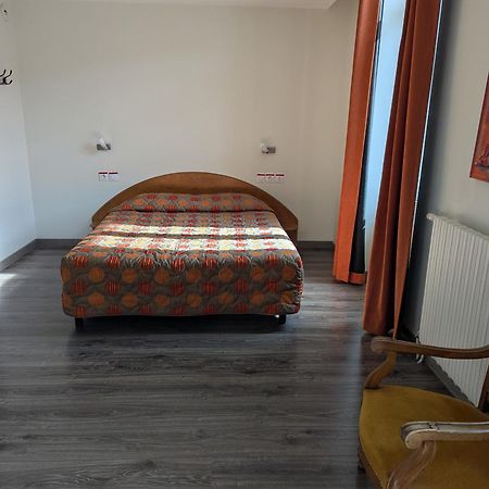 Logis Hotel Regina Ла Бурбул Екстериор снимка
