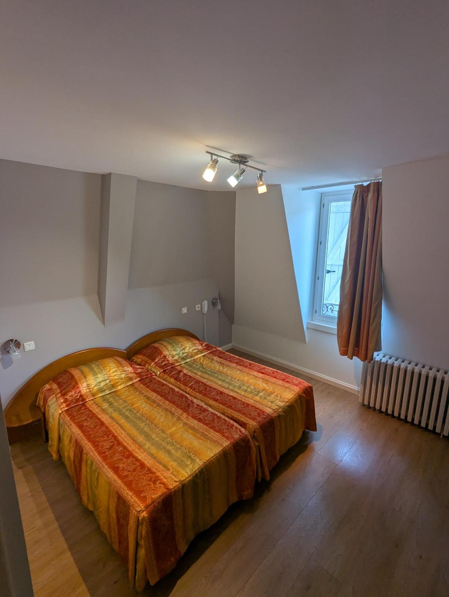 Logis Hotel Regina Ла Бурбул Екстериор снимка