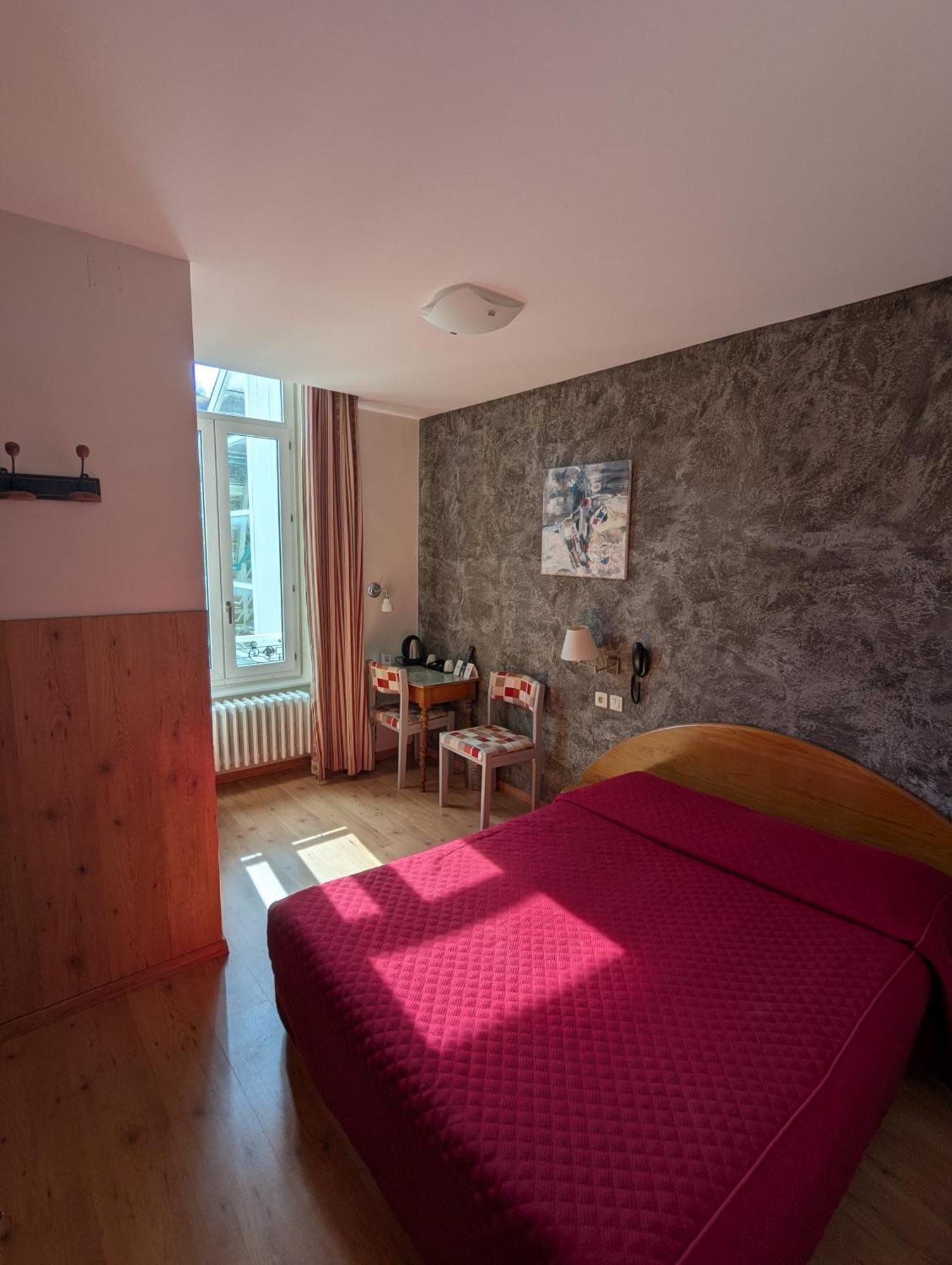 Logis Hotel Regina Ла Бурбул Екстериор снимка
