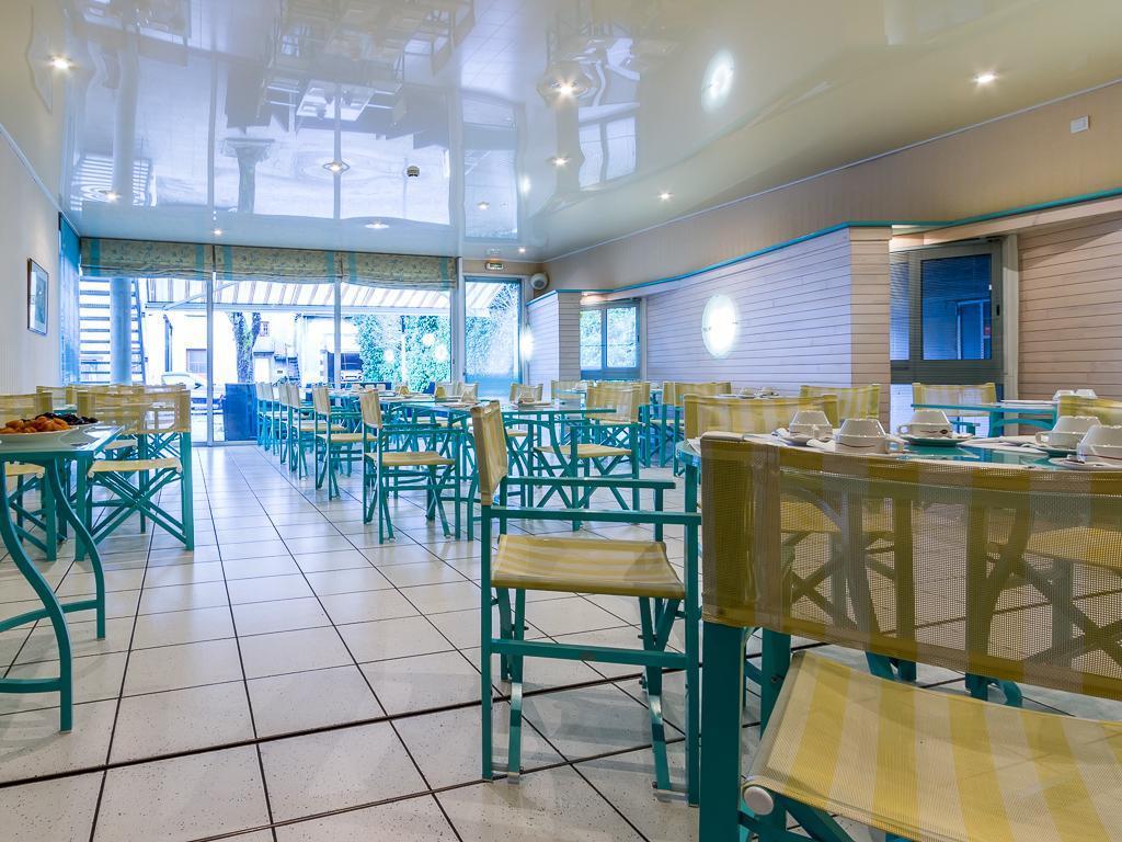 Logis Hotel Regina Ла Бурбул Екстериор снимка